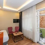 La Vitrine 3*